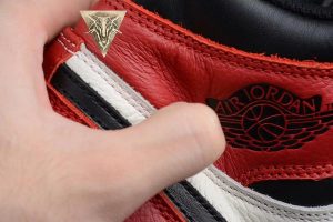 Air Jordan 1 Retro High OG Bred Toe - Image 12