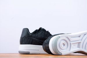 NIKE AIR FORCE 1 FLYKNIT LOW - Image 3