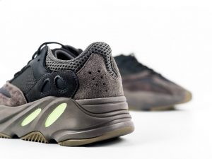 Yeezy Boost 700 Mauve - Image 4