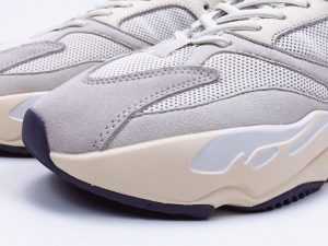 Adidas Yeezy 700 Boost Analog - Image 3