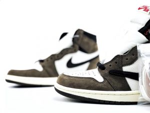 Travis Scott x Air Jordan 1 - Image 6