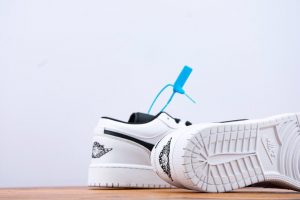 Air Jordan 1 Retro Low GS White Black - Image 9