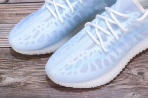 YEEZY Boost 350 V2 Mono Ice - Image 3